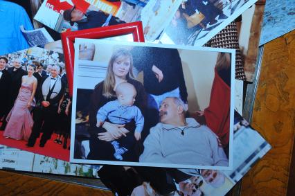 Московская область. п.Николина Гора. Фотография из личного архива семьи Михалковых. На фото: Анна с сыном и Никита Михалковы.