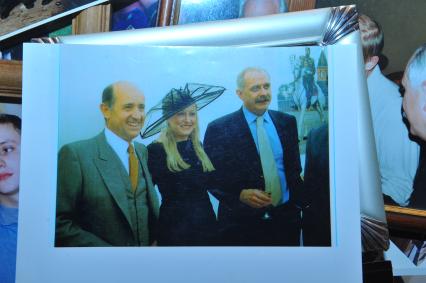 Московская область. п.Николина Гора. Фотография из личного архива семьи Михалковых. На фото: Татьяна Михалкова и Никита Михалков (справа).