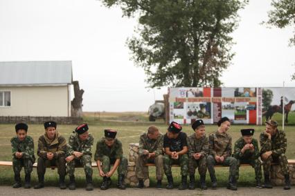 Ставропольский край, станица Темнолесская. Подростки-кадеты во время проведения военно-патриотического форума казачьей и православной молодежи России `Казачье единство`.