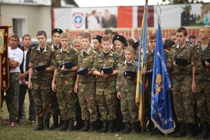 Ставропольский край, станица Темнолесская. Подростки-кадеты во время проведения военно-патриотического форума казачьей и православной молодежи России `Казачье единство`.