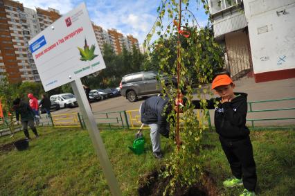 Москва. Акция `Сделаем Москву парком!` на Никулинском бульваре.