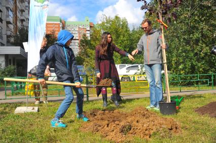 Москва. Акция `Сделаем Москву парком!` на Никулинском бульваре.