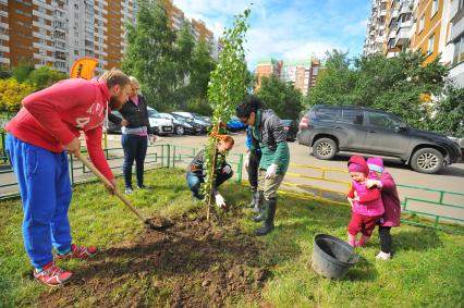 Москва. Акция `Сделаем Москву парком!` на Никулинском бульваре.