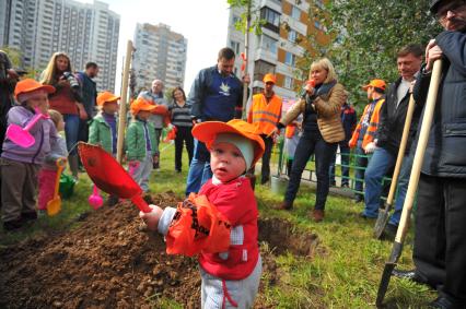 Москва. Акция `Сделаем Москву парком!` на Никулинском бульваре.