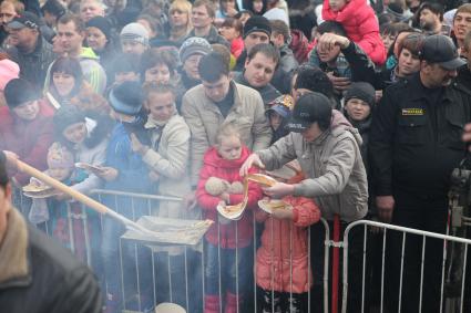 Ставрополь. Горожане угощаются блинами во время празднования Масленицы.