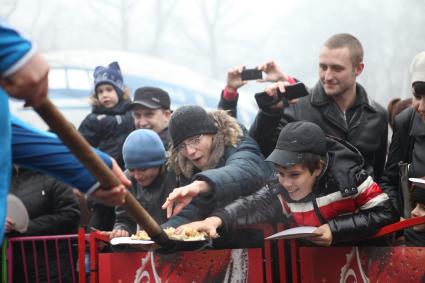 Ставрополь. Горожане угощаются блинами во время празднования Масленицы.