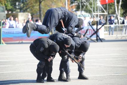 Москва. Сотрудники ОМОНа во время показательных выступлений на спортивном параде московской полиции, посвященном Дню сотрудника органов внутренних дел.