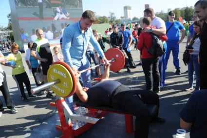 Москва. Соревнование по поднятию штанги среди полицейских на спортивном параде московской полиции, посвященном Дню сотрудника органов внутренних дел.