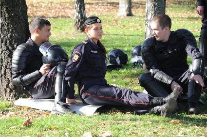 Москва. Полицейские во время отдыха на спортивном параде московской полиции, посвященном Дню сотрудника органов внутренних дел.