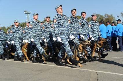 Москва. Полицейские-кинологи со служебными собаками на спортивном параде московской полиции, посвященном Дню сотрудника органов внутренних дел.