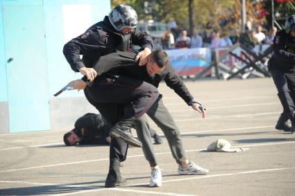 Москва. Полицейские во время показательных выступлений на спортивном параде московской полиции, посвященном Дню сотрудника органов внутренних дел.