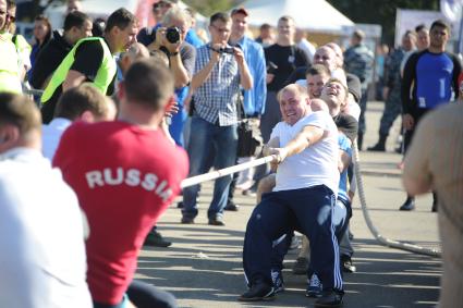 Москва. Соревнование по перетягиванию каната среди полицейских на спортивном параде московской полиции, посвященном Дню сотрудника органов внутренних дел.