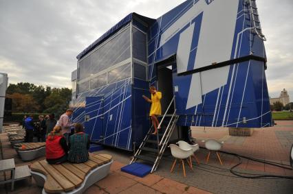 Москва. Передвижная студия программы Первого канала `Доброе утро` на Университетской площади.