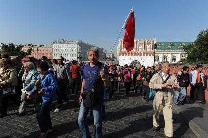 Москва. Китайские туристы во время прогулки по Московскому Кремлю.