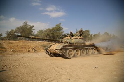 Сирия. Провинция Хама. Сирийские военнослужащие на танке Т-62 готовятся к спецоперации.