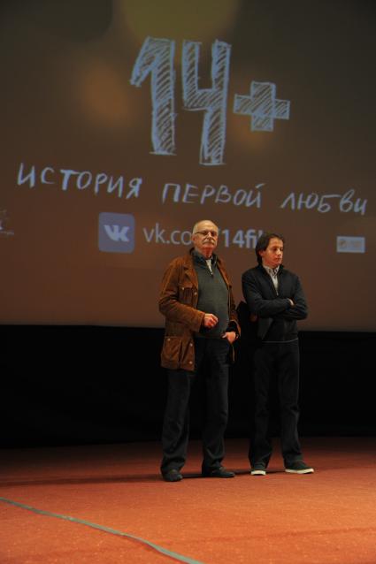 Москва.  Актер и режиссер Никита Михалков и режиссер Андрей Зайцев (слева направо) перед премьерой фильма `14+` режиссера Андрея Зайцева в кинотеатре `Октябрь`.