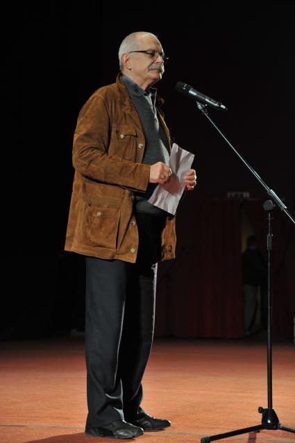 Москва.  Актер и режиссер Никита Михалков перед премьерой фильма `14+` режиссера Андрея Зайцева в кинотеатре `Октябрь`.