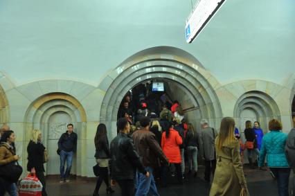 Москва. Московский метрополитен. Вестибюль станции метро `Добрынинская`, облицованный светлым узбекским мрамором `Газган`.