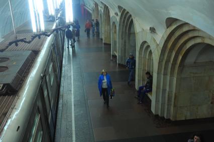 Москва. Московский метрополитен. Вестибюль станции метро `Добрынинская`, облицованный светлым узбекским мрамором `Газган`.