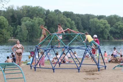 Москва. Дети играют на пляже `Академические пруды`.