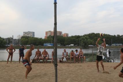 Москва. Люди играют в волейбол на территории пляжа `Академические пруды`.
