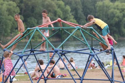 Москва. Дети играют на пляже `Академические пруды`.