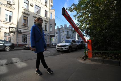 Москва.  Шлагбаум во дворе жилого дома.