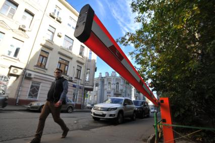 Москва.  Шлагбаум во дворе жилого дома.