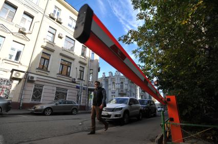 Москва.  Шлагбаум во дворе жилого дома.