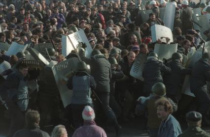 Москва. 1993 год. Октябрьский путч. Сотрудники правохранительных органов во время разгона демонстрации.