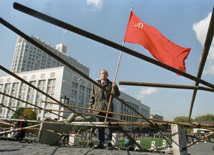 Москва. 1993год. Октябрьский путч. Мужчина с советским флагом на баррикадах у Белого дома.