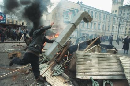 Москва. 1993 год. Октябрьский путч. Митингующие на баррикадах.