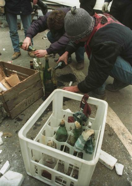 Москва. 1993 год. Октябрьский путч. Митингующие делают коктейли Молотова.