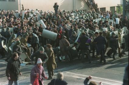 Москва. 1993 год. Октябрьский путч. Столкновения сотрудников правоохранительных органов с митингующими.