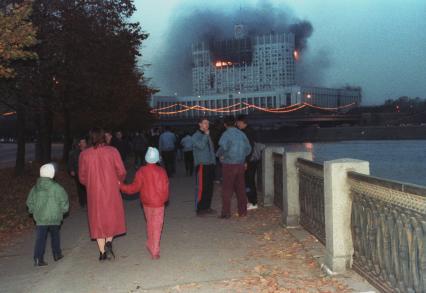 Москва. 3 октября 1993года. Октябрьский путч. Люди наблюдают с набережной за обстрелом Белого дома.