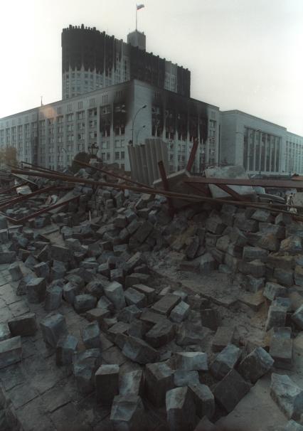 Москва. 1993 год. Октябрьский путч. Сгоревшее здание Белого дома и баррикады.