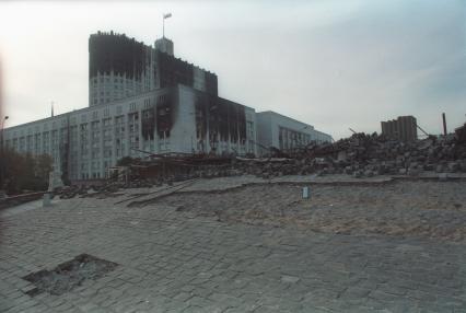 Москва. 1993 год. Октябрьский путч. Сгоревшее здание Белого дома.