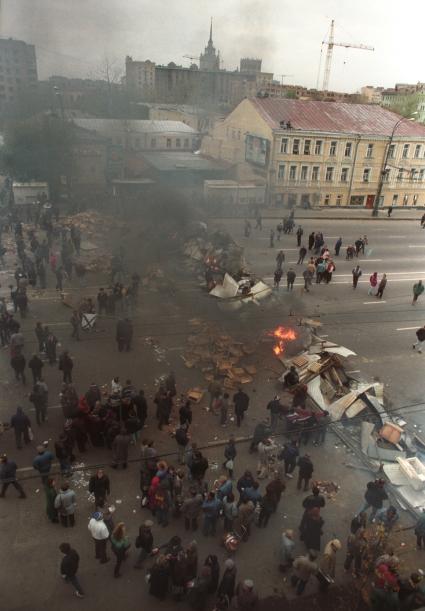 Москва. 1993 год. Октябрьский путч. Митингующие на баррикадах.