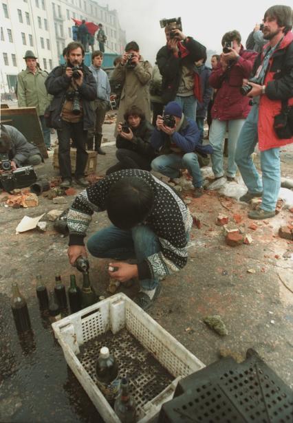 Москва. 1993 год. Октябрьский путч. Фотокорреспонденты снимают как мужчина делает коктейли Молотова. Слева руководитель фотослужбы агентства Ассошиэйтед Пресс Александр Земляниченко.