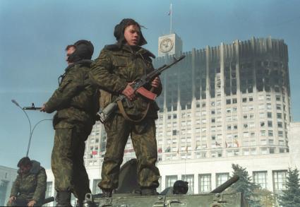 Москва. 1993 год. Октябрьский путч. Военнослужащие у Белого дома.