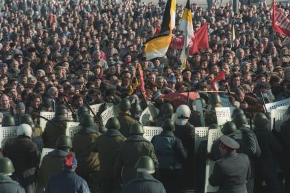 Москва. 1993 год. Октябрьский путч. Сотрудники правохранительных органов во время разгона демонстрации.