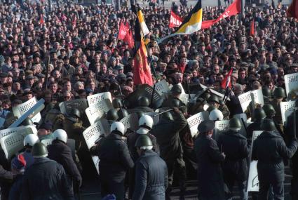 Москва. 1993 год. Октябрьский путч. Сотрудники правохранительных органов во время разгона демонстрации.