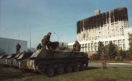 Москва. 1993 год. Октябрьский путч. Военная техника у Белого дома.