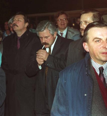 Москва. 1993 год. Октябрьский путч. Первый и последний вице-президент РФ, и. о. президента РФ Александр Руцкой (с сигаретой).