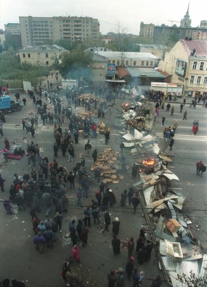 Москва. 1993 год. Октябрьский путч. Митингующие на баррикадах.