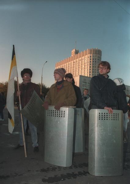 Москва. 1993 год. Октябрьский путч. Митингующие со щитами и имперским флагом у Белого дома.