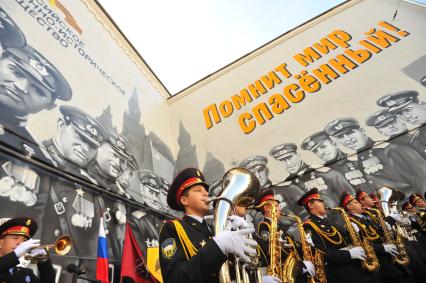 Москва. Садовая-Каретная улица, д.24/7. Оркестр Московского Суворовского училища у граффити `Советские летчики` на открытии арт-проекта граффити на фасадах зданий с изображением Героев Великой Отечественной войны, приуроченного к началу Первого оборонительного этапа Битвы за Москву в 1941 году.