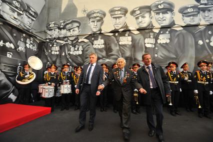 Москва. Садовая-Каретная улица. Руководитель департамента культуры города Москвы Александр Кибовский, народный артист РСФСР Николай Дупак и научный директор Российского военно-исторического общества Михаил Мягков (слева направо) у граффити `Советские летчики` на открытии арт-проекта граффити на фасадах зданий с изображением Героев Великой Отечественной войны, приуроченного к началу Первого оборонительного этапа Битвы за Москву в 1941 году.