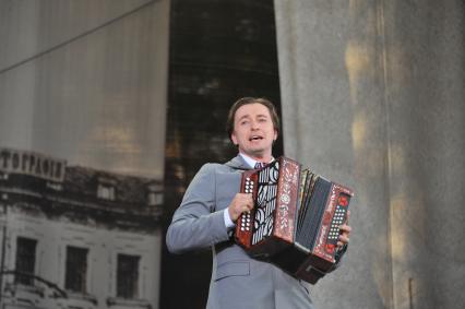 Рязанская область. Константиново. Актер Сергей Безруков выступает на Всероссийском есенинском празднике поэзии `Звени, звени, златая Русь!` .