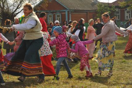 Рязанская область. Константиново. Народные гулянья во время Всероссийского есенинского праздника поэзии `Звени, звени, златая Русь!`.